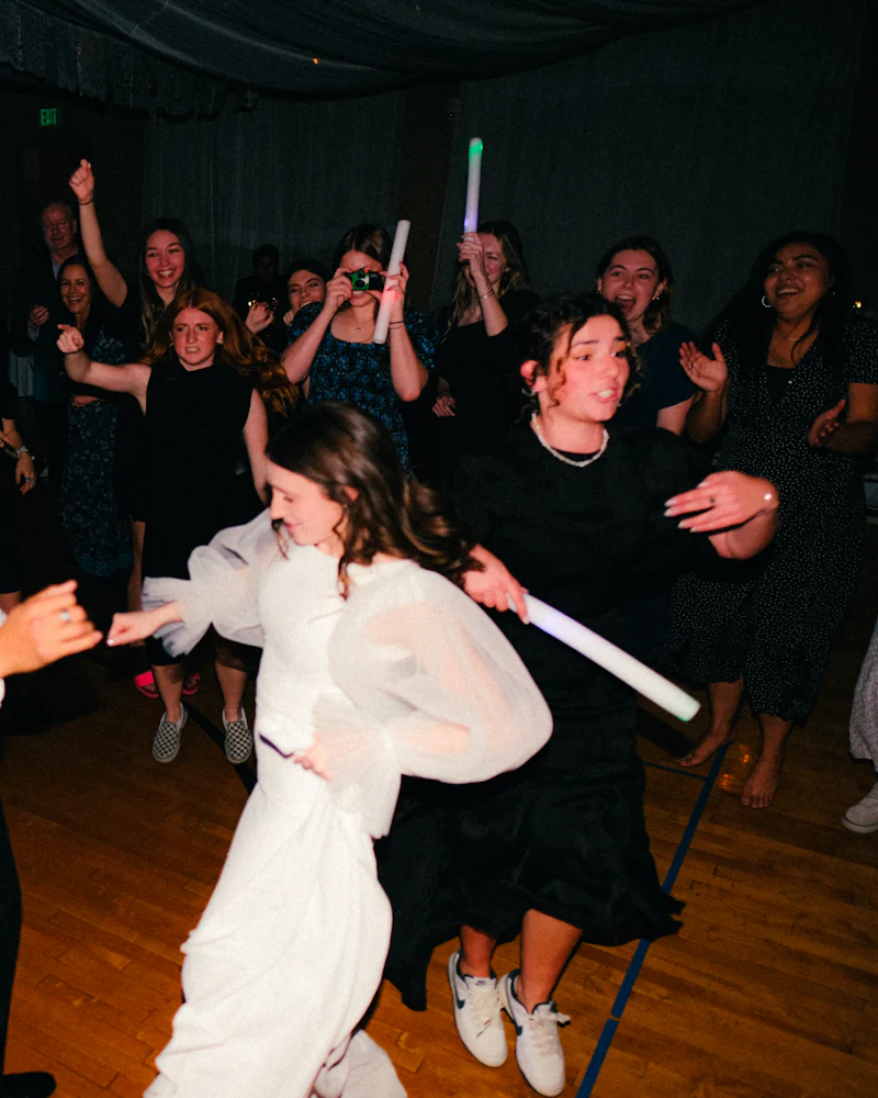 Novios bailando rodeados de invitados
