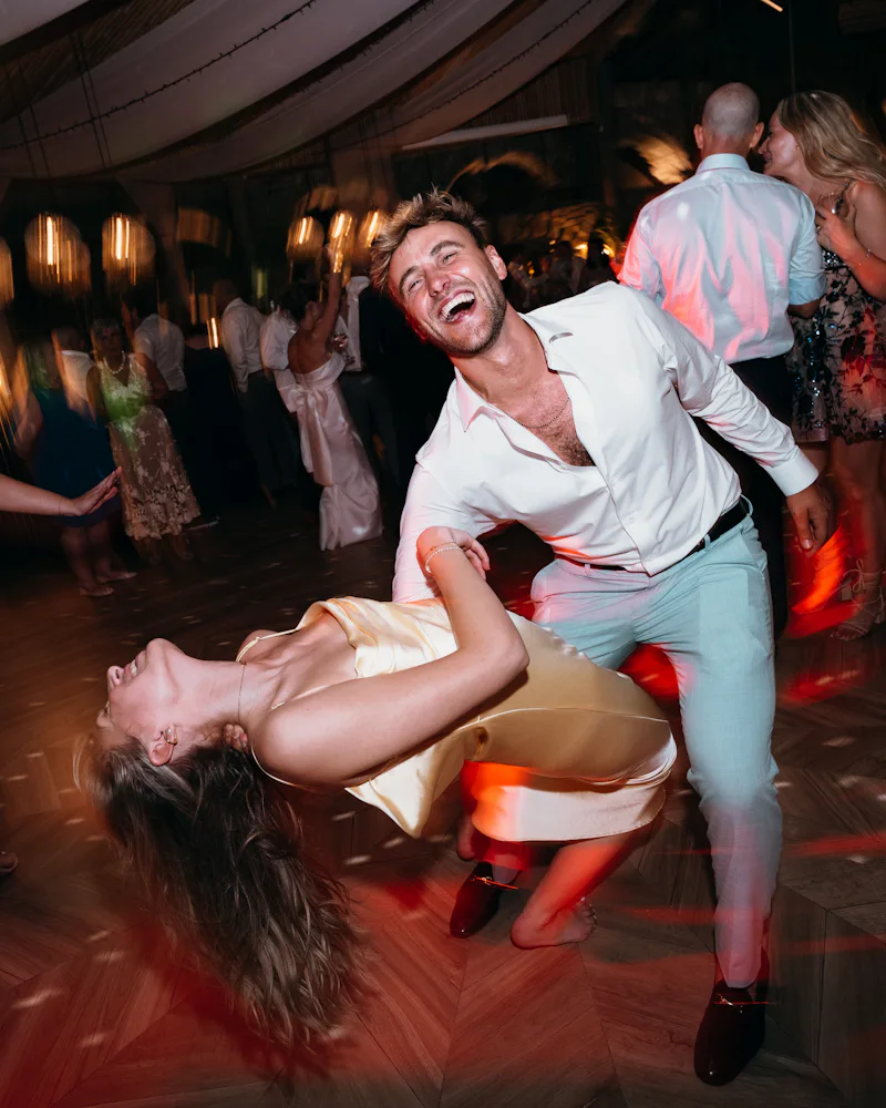 Pareja bailando con energía en una fiesta al aire libre
