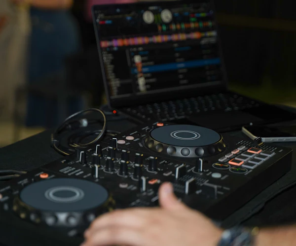 DJ punxant en una festa