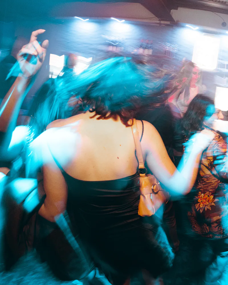 Grupo bailando en movimiento en una fiesta