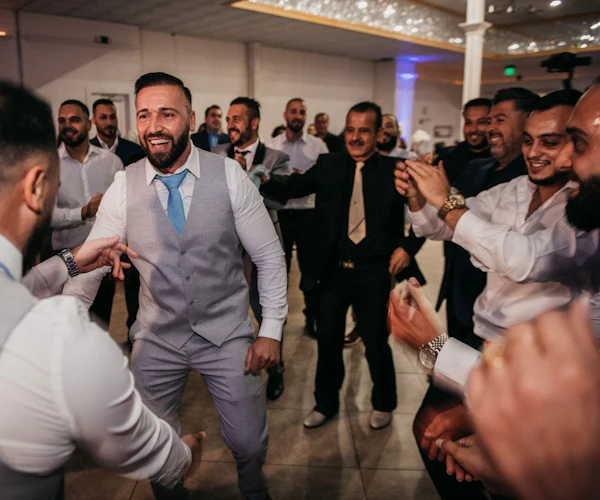 Convidats amb vestit ballant en una celebració
