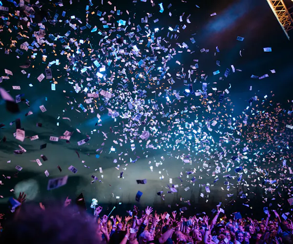 Pluja de confeti sobre una multitud de festa